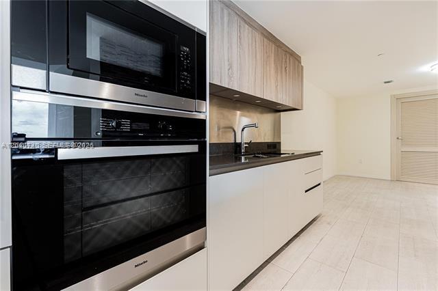 Building Photo - 1000 Brickell Plz