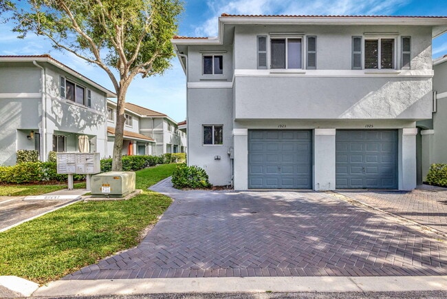 Building Photo - 1923 Alamanda Way
