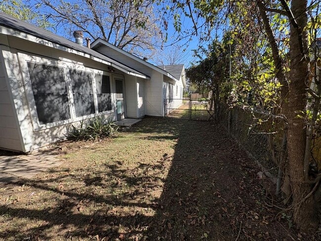 Building Photo - 4620 Bennett Ave