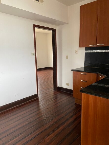 Kitchen - 4922 N Kedzie Ave