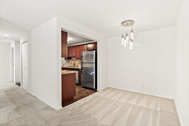 Building Photo - Modern 2-Bedroom Condo in Shoreline with Stylish Finishes