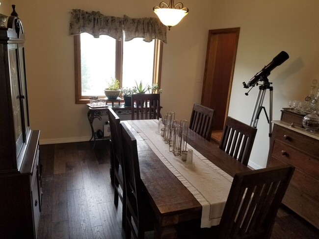 Building Photo - Welcoming 5 bed 3.5 bath South Hills Home