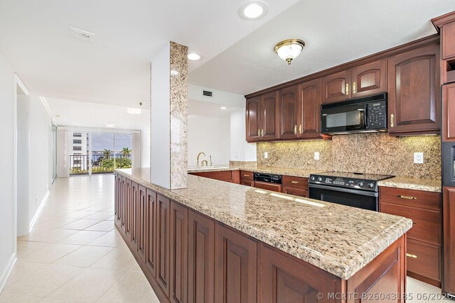 Building Photo - 3901 S Flagler Dr