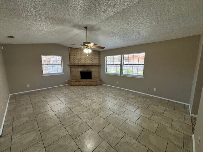 Building Photo - 2 bed 2 bath townhome