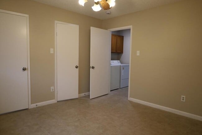 Building Photo - 1523 Longley St