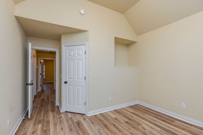 Building Photo - Beautiful Townhome located in the highly desirable Beaumont neighborhood of Lexington.