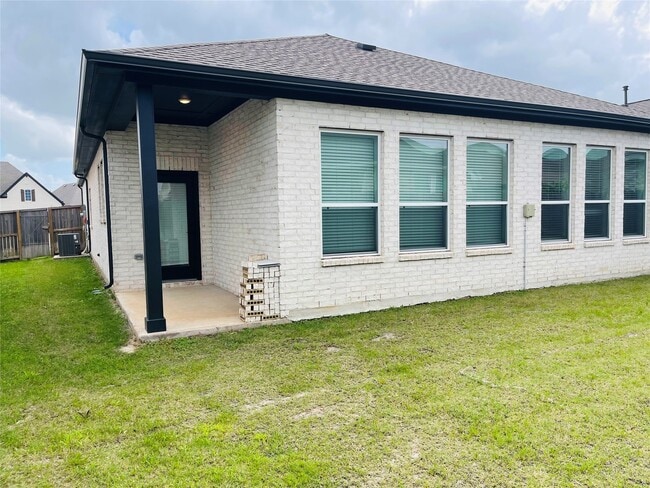 Building Photo - 122 Hazelnut Dr