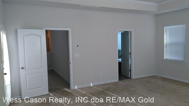 Building Photo - 4 br, 3.5 bath House - 6096 Cloverdale Drive
