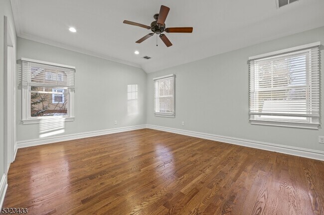 Building Photo - 64 Kent Pl Blvd