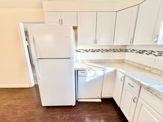 Building Photo - DEC RENT FREE FOR A LEASE STARTING BY NOV 15TH! - BRICK HOME WITH FINISHED BASEMENT