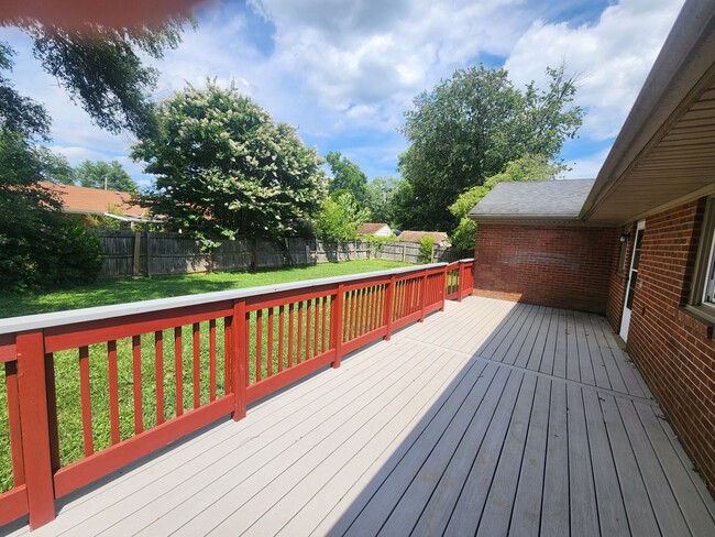 Building Photo - Beautiful 3 bedroom 1 bath with attached g...