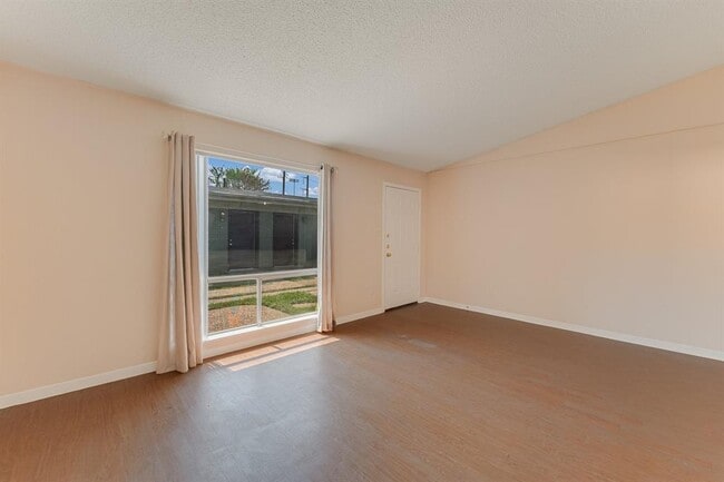 Building Photo - 610 W 51st St