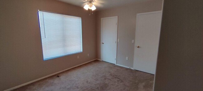 Building Photo - 1385 E Betsy Ln