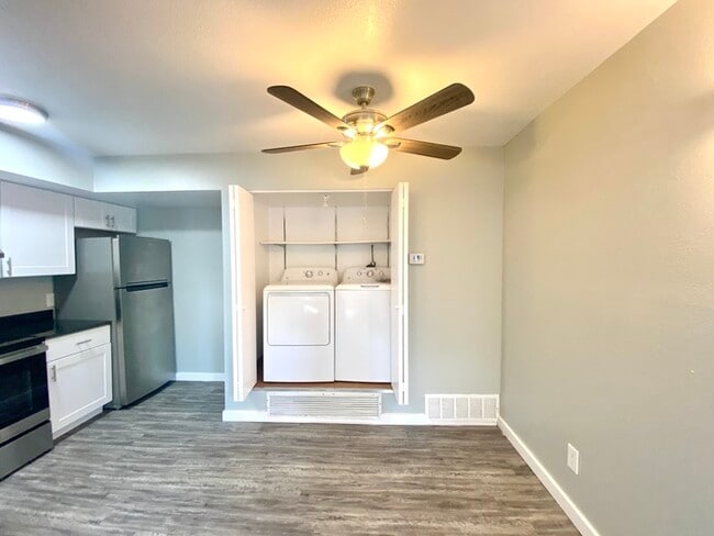 Building Photo - Washer/Dryer in Unit! Remodeled Townhome i...