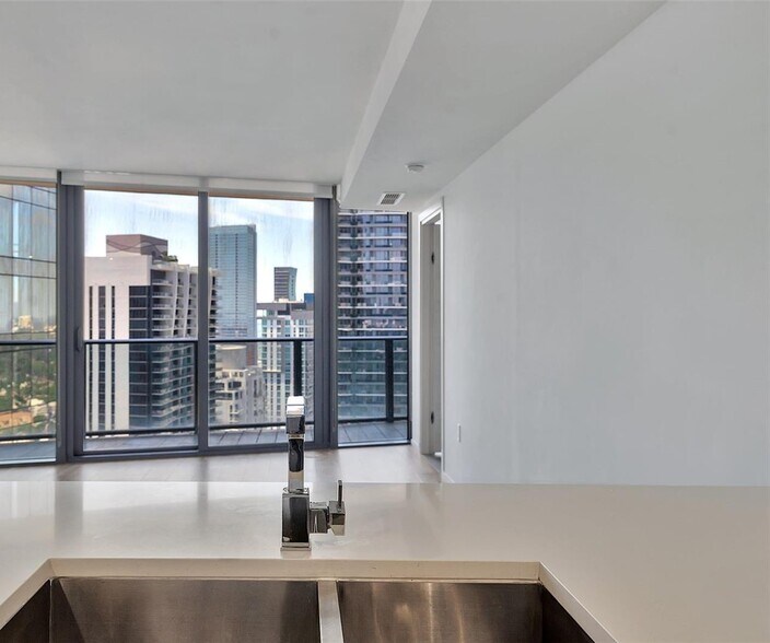 Building Photo - 801 S Miami Ave