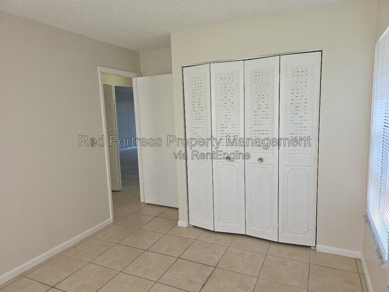 Building Photo - 1049 Ridgeway Dr