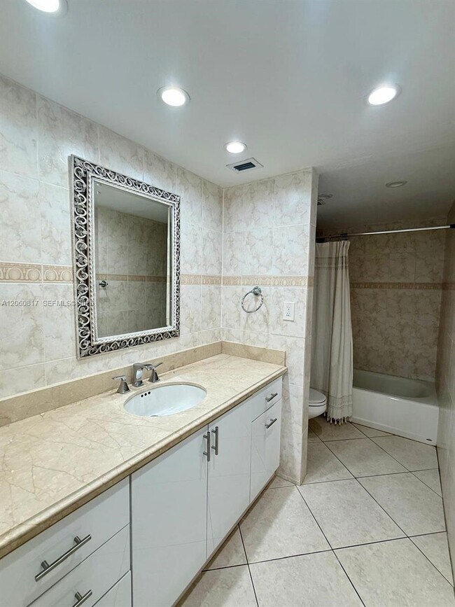 Building Photo - 2625 Collins Ave
