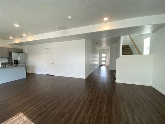 Building Photo - Two-story Single Family Home on Riverside.