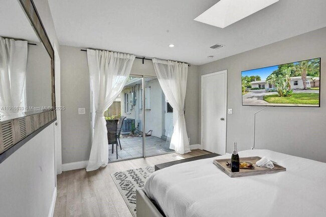 Building Photo - 1573 NE 30th Ct