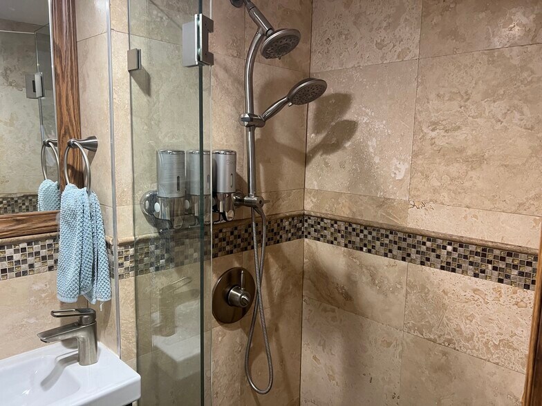 shower - 2542 Monroe St
