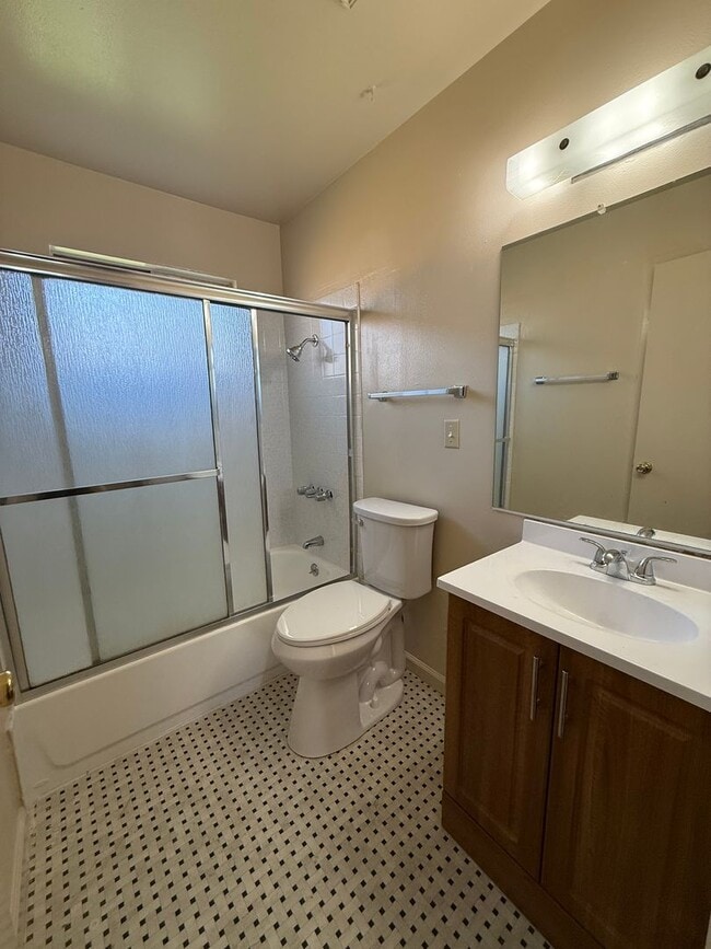 Building Photo - 3 bed 1 bath available in North Highlands!