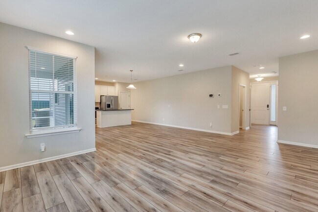 Building Photo - 4 Bed/2.5 Bath in The Commons