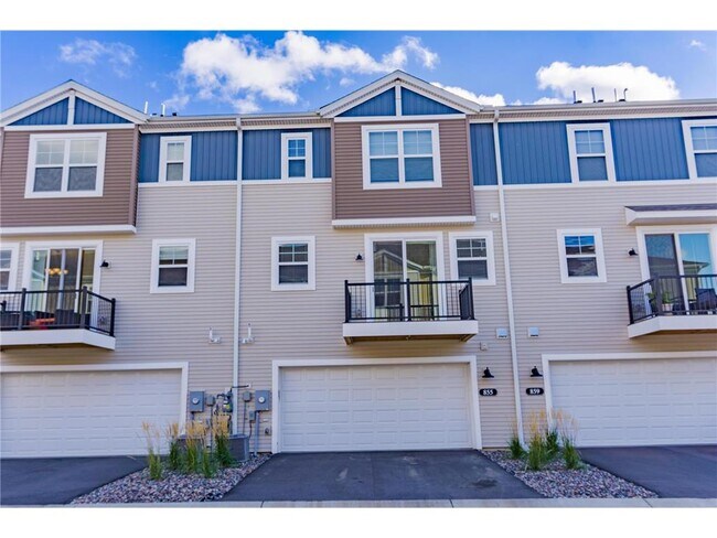 Building Photo - 855 Roselyn Dr