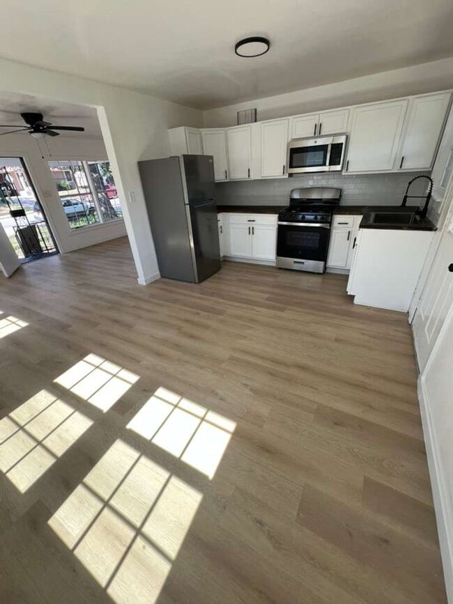 Building Photo - Updated 3BR Home | Large Yard + Pet Friend...