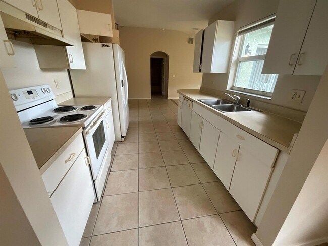 Building Photo - 1002 SW Romaine Ln