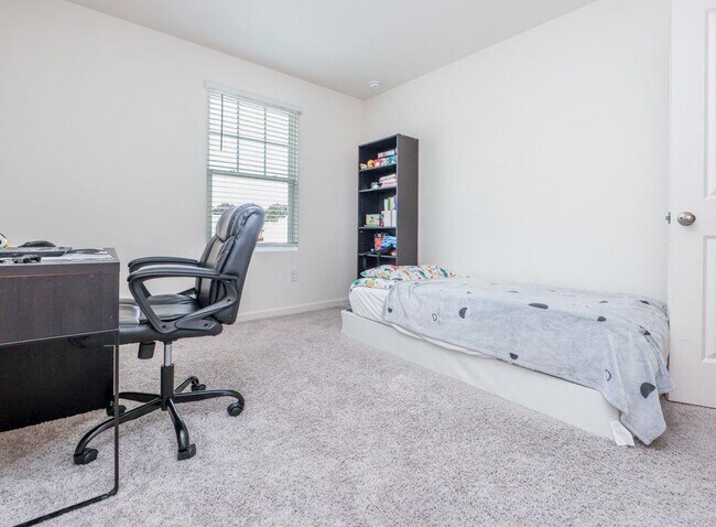 Building Photo - 305 River Br Wy