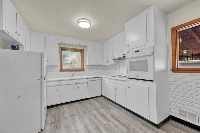 Building Photo - $2,595, 3-bed, 2-bath located in Denver.