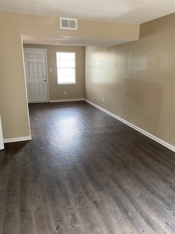 Building Photo - 1500 Millview Dr