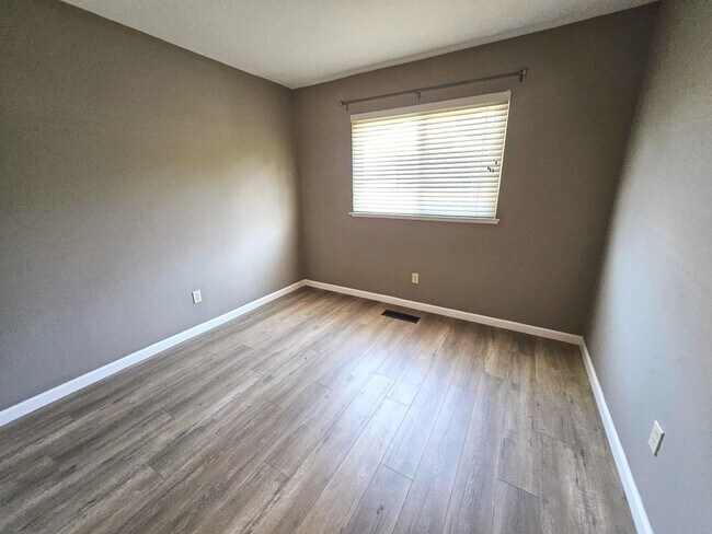 Building Photo - Beatifully updated 3 bedroom, 2 bath home ...