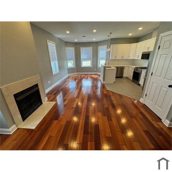 Building Photo - 260 John St