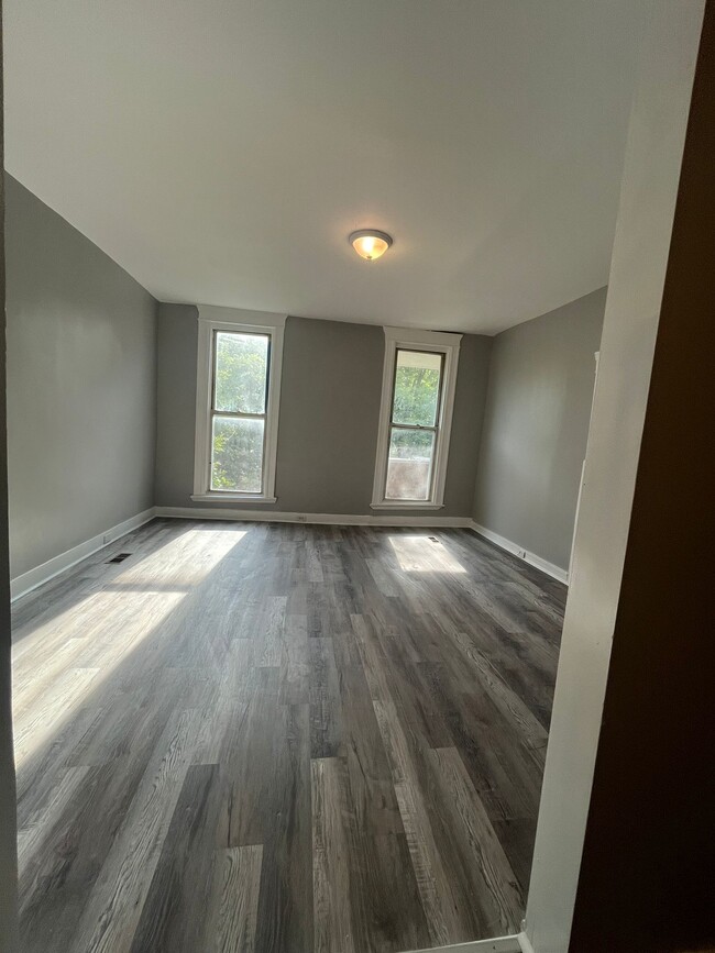 Building Photo - 2535 Brookfield Ave