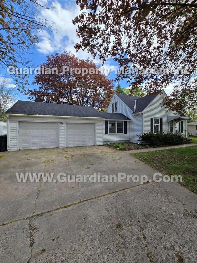 Building Photo - Bloomington Single Family Home, 2 Car Garage, new kitchen appliances!