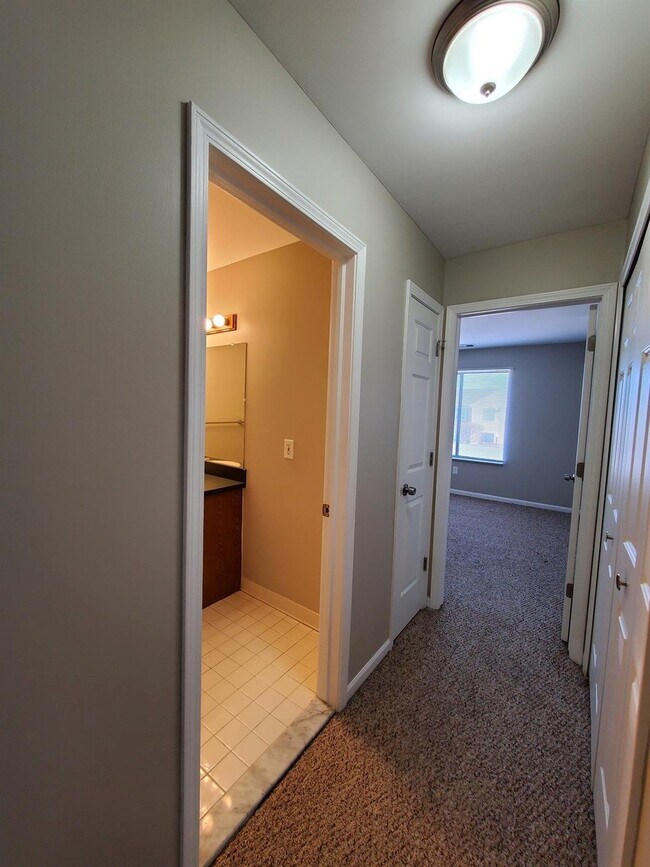 Building Photo - 2 Bedroom, 2 Bathroom Spacious Upper-Level Condo with Vaulted Ceilings & Private Primary Suite. N...