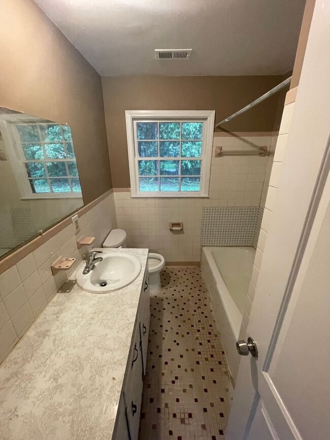Building Photo - 8842 Deerwood Dr