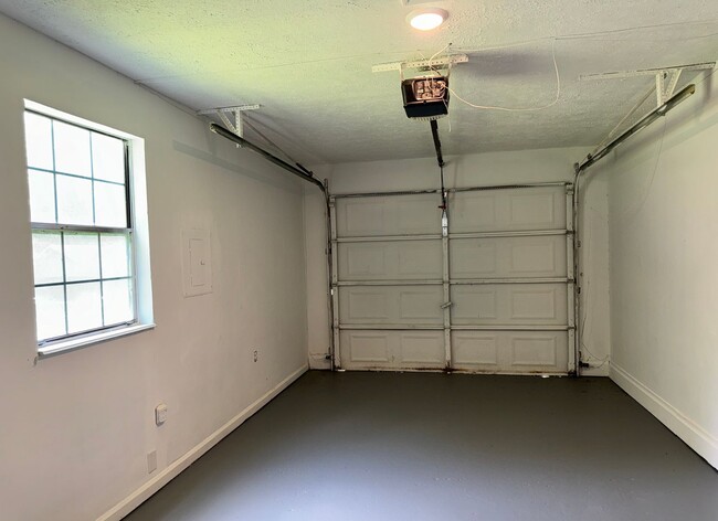 Building Photo - Updated 3 Bed/2 Bath Ranch Home on Quiet, ...