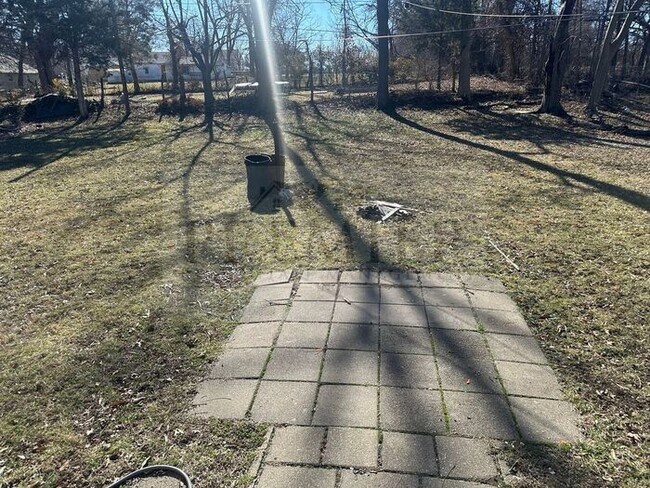 Building Photo - 8205 E 53rd KC MO -3 bed / 1 full bathroom...