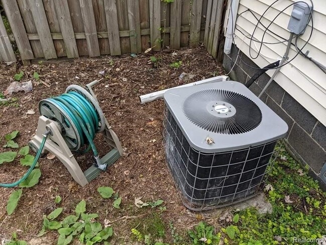 Building Photo - 5833 Harold St