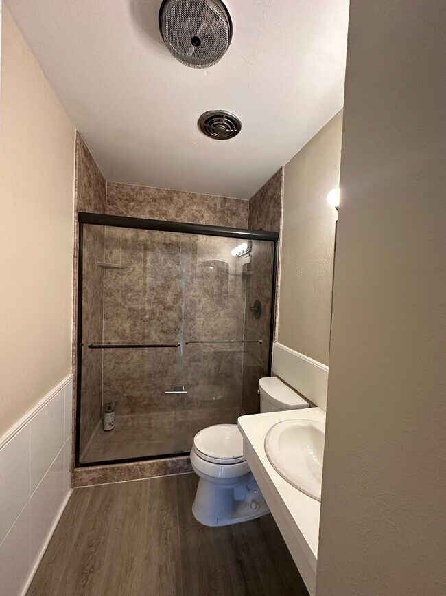 Building Photo - Freshly updated and Move in ready!