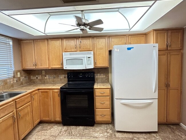 Building Photo - Stunning 3 Bedroom 2 Bath