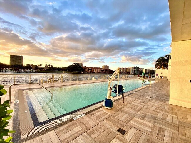 Building Photo - 4010 S Ocean Dr