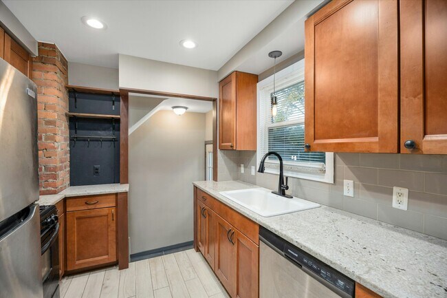 Building Photo - 229 De Villen Avenue