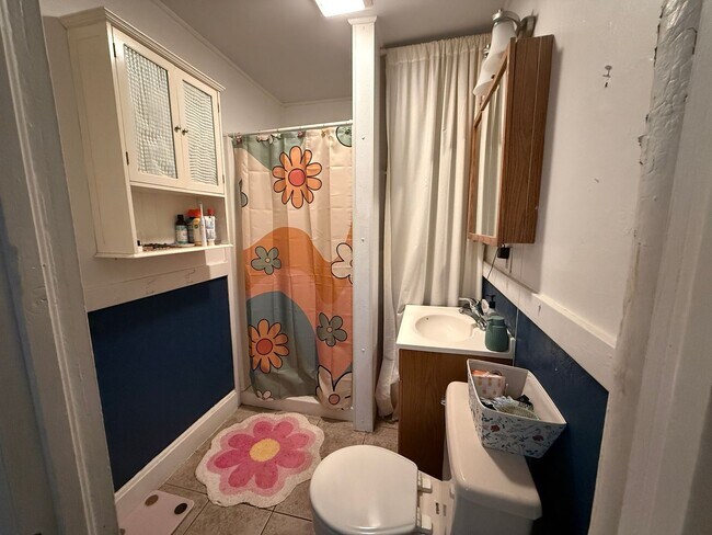 Building Photo - Spacious 1-Bedroom Upper Unit