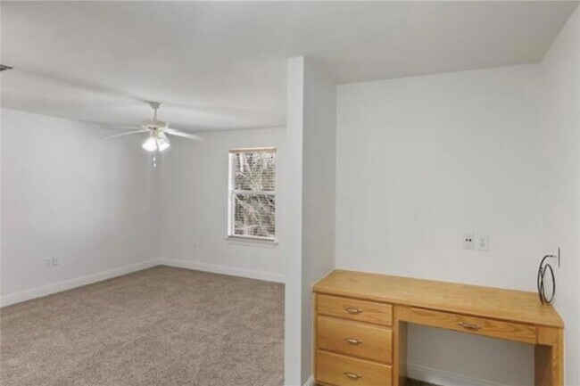 Building Photo - 626 Village Ln S