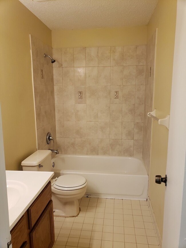 Building Photo - Available - 2 Bed/1Bath Single Family Home~Fenced Yard