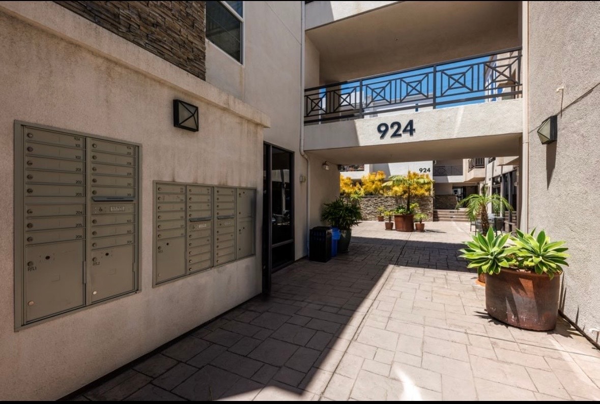 Building Photo - 924 Hornblend St