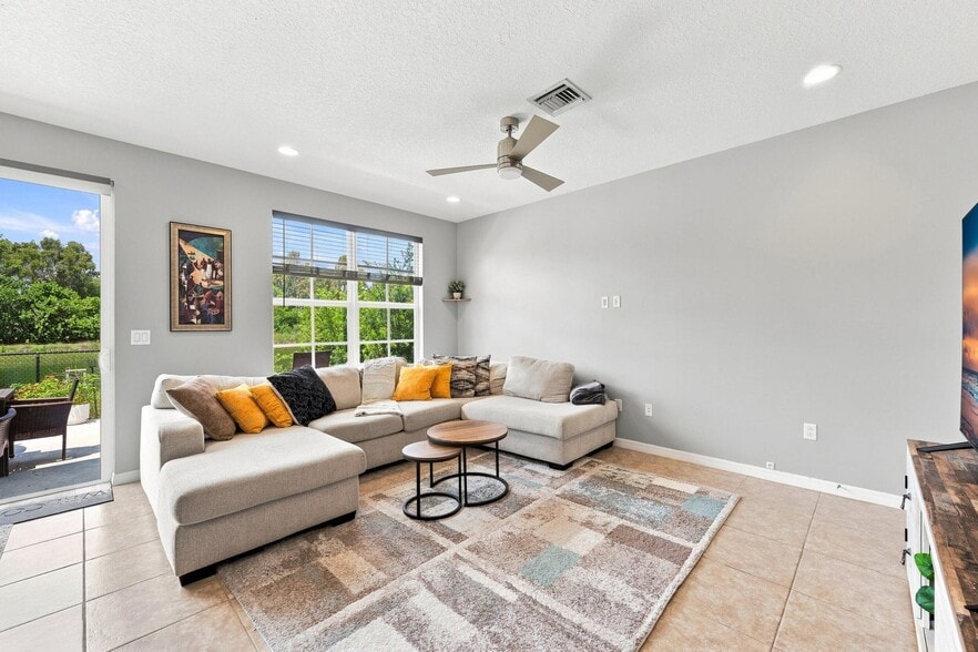 Building Photo - 4585 Tara Cove Way